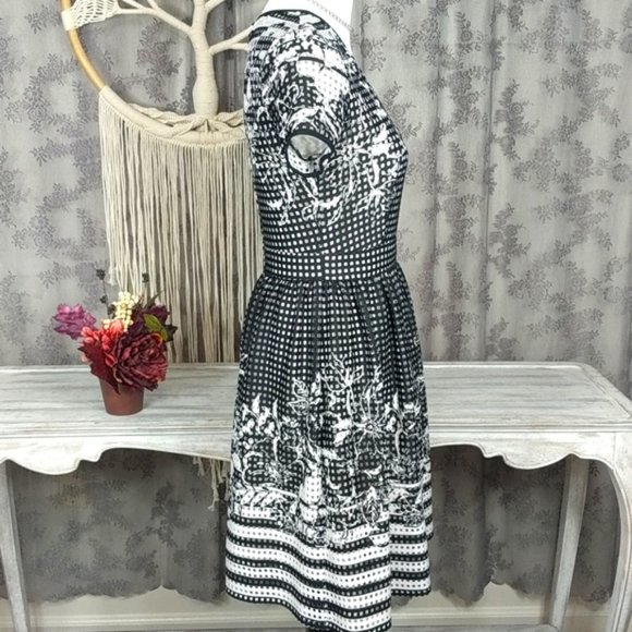 Gabby Skye floral laser cut fit and flare dress - Picture 8 of 13